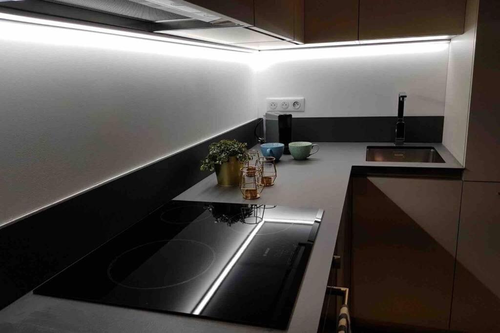 Appartement 2 chambres refait à neuf, climatisé, à 2 min de la mer Niza Exterior foto
