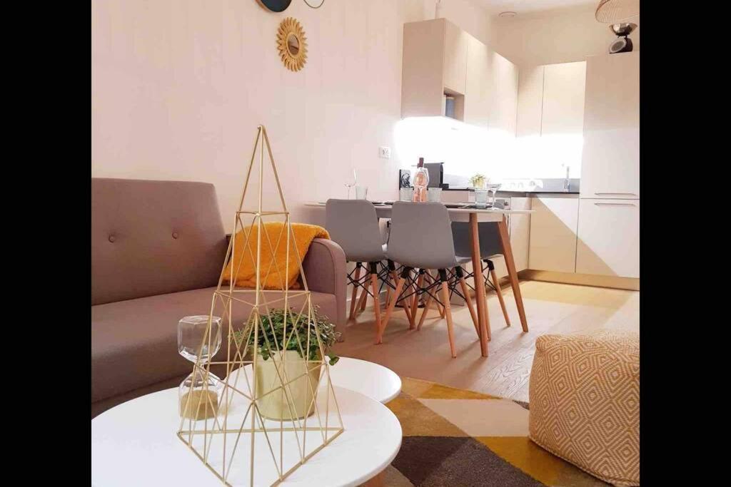 Appartement 2 chambres refait à neuf, climatisé, à 2 min de la mer Niza Exterior foto